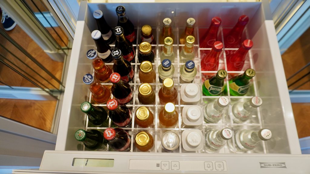 Eine große Auswahl und Menge an kostenlosen Softdrinks stehen in der Suite bereit