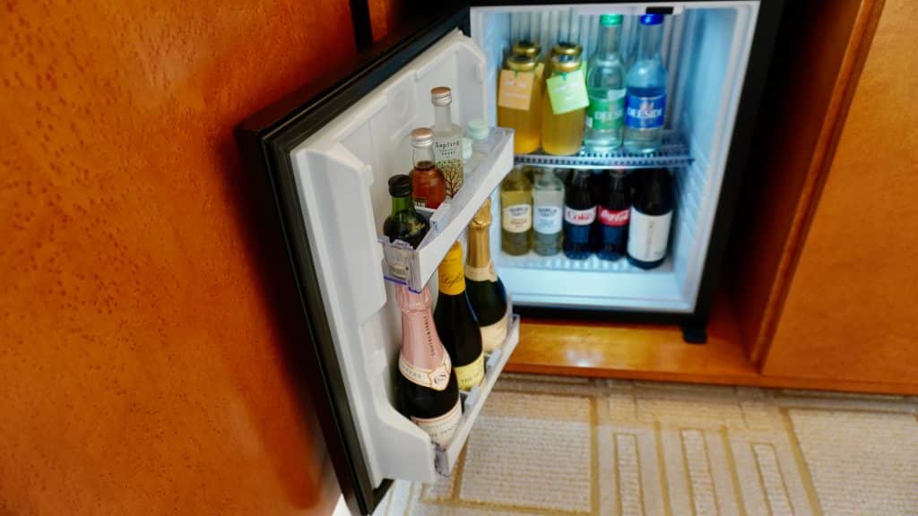 Die Minibar ist ein klassischer Mini-Kühlschrank mit alkoholischen und non-alkoholischen Getränken