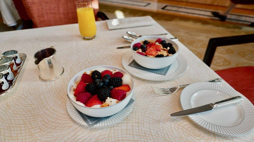 Porridge, Kokosjoghurt-Parfait und frischgepresster Orangensaft