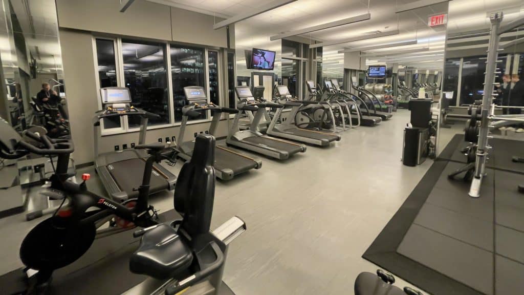 Im Fitnessstudio des St. Regis Toronto gibt es eine Vielzahl an Kardiogeräten