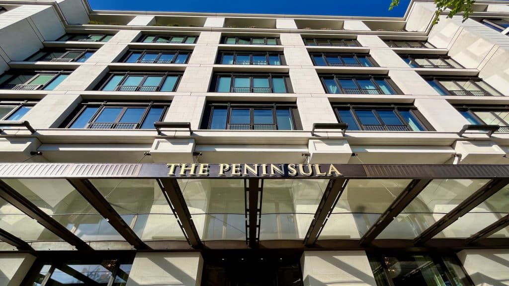 Die Vorderseite des The Peninsula London, der Haupteingang liegt auf der Rückseite, im Innenhof