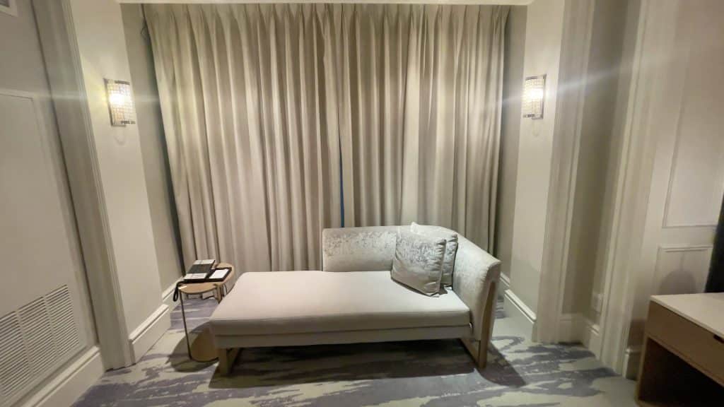 Die Chaiselongue im Deluxe King Bed Zimmer im St. Regis Toronto