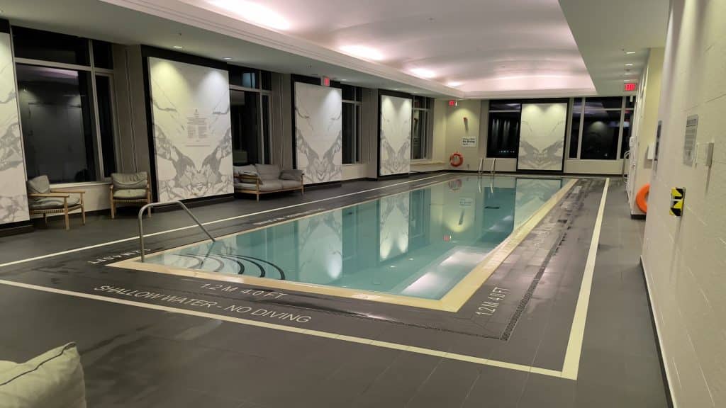 Der Swimmingpool im St. Regis Toronto