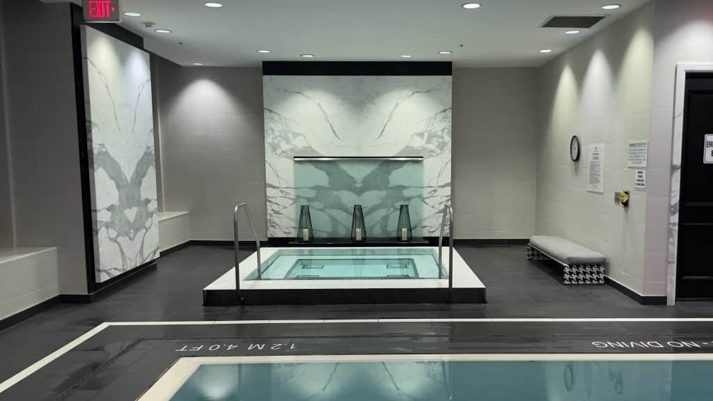 Der Whirlpool im St. Regis Toronto