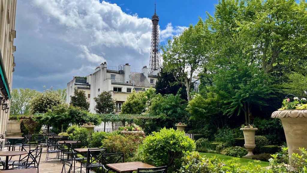 Terrasse mit Blick auf den Eiffelturm