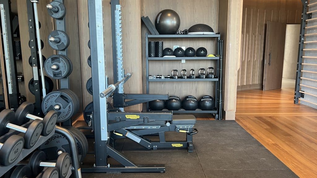 Mandarin Oriental Costa Navarino Fitnessraum Hantelbereich