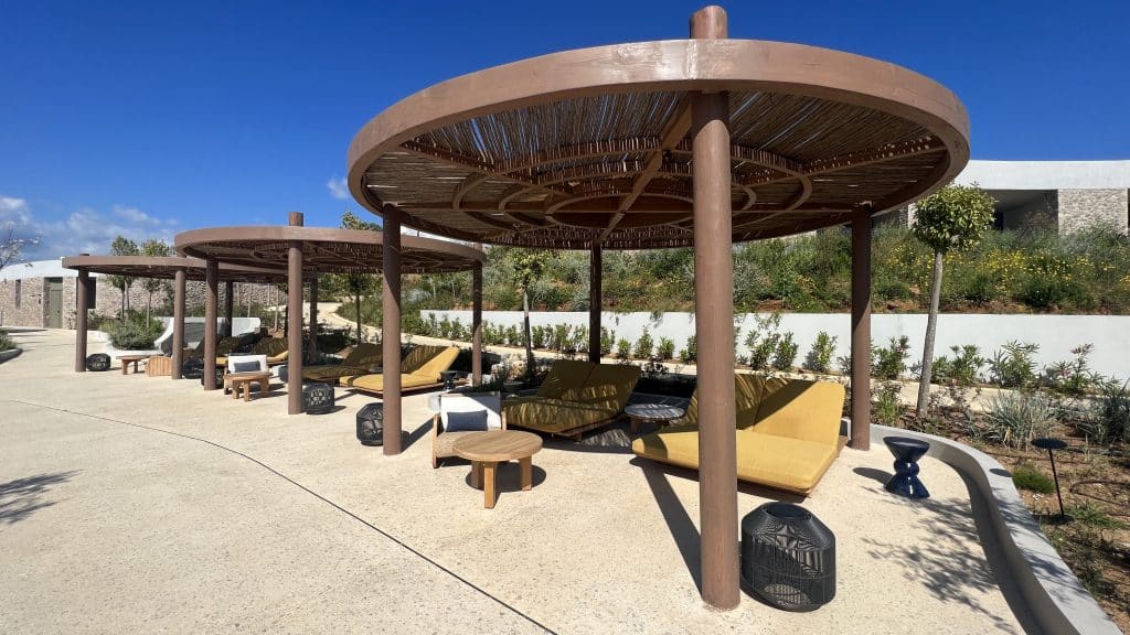 Mandarin Oriental Costa Navarino Liegen Mit Sonnenschutz 