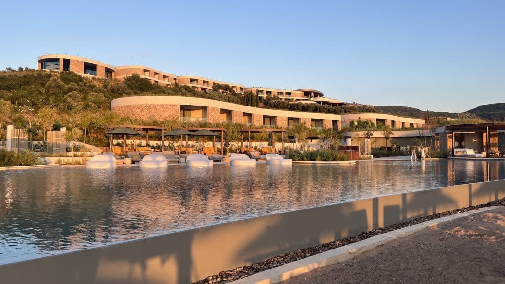 Mandarin Oriental Costa Navarino Grosser Pool Bei Sonnenuntergang