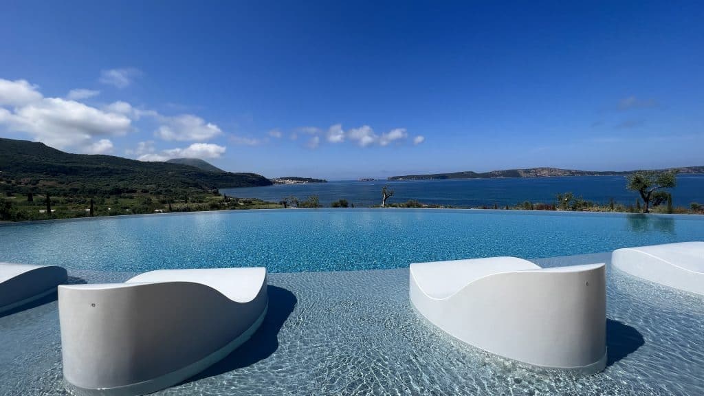 Mandarin Oriental Costa Navarino Kleiner Pool Ausblick Meer 