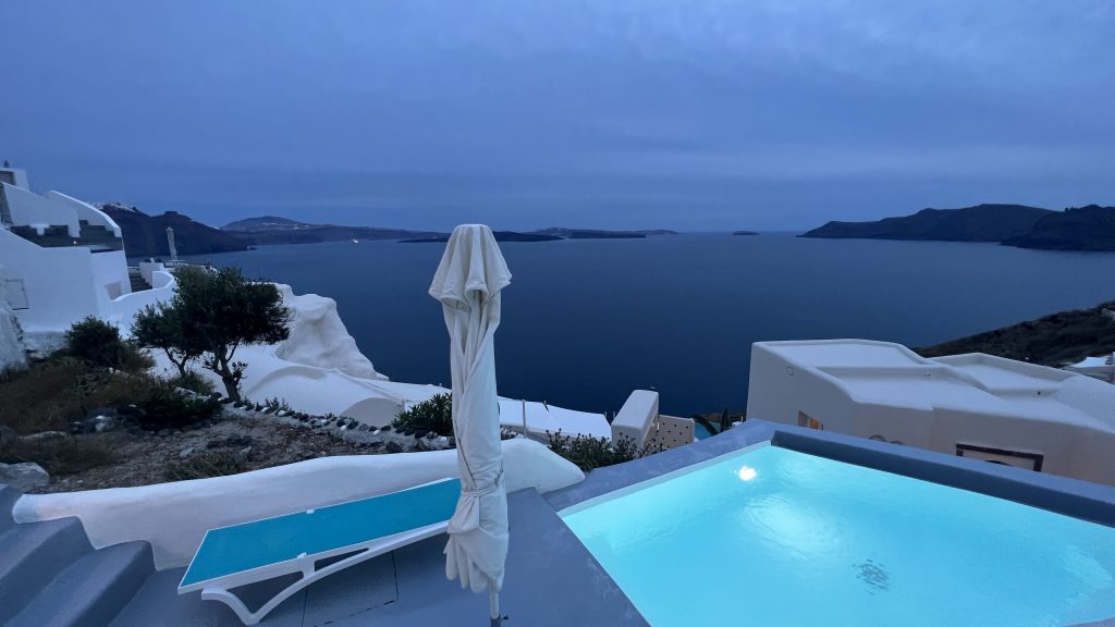 Mystique Santorini Pool Daemmerung 