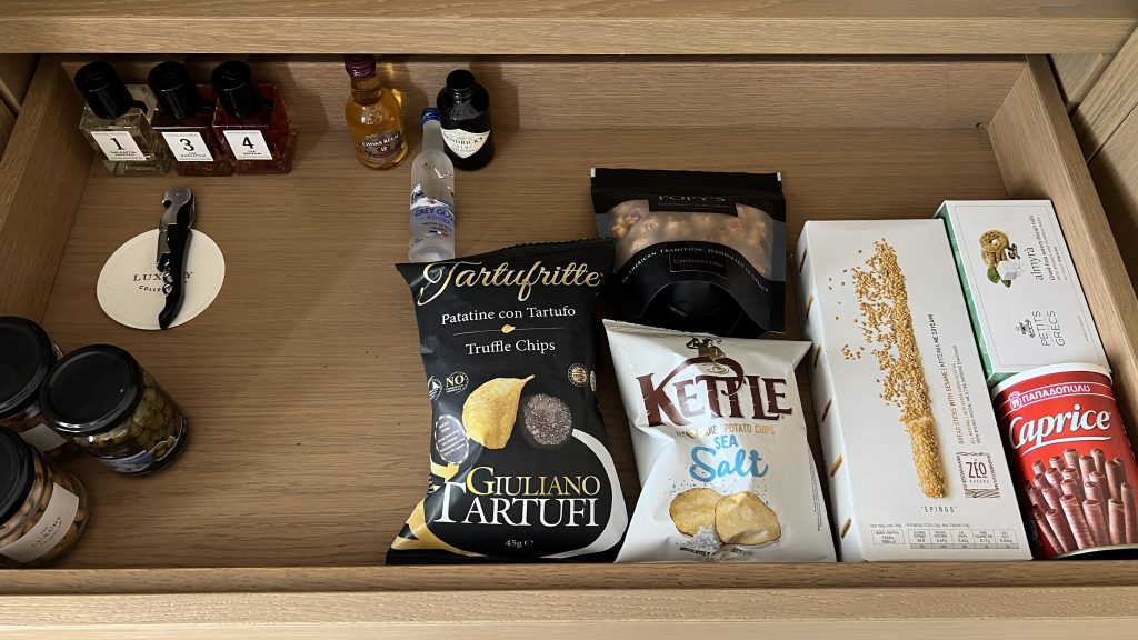 Mystique Santorini Snacks Im Zimmer 