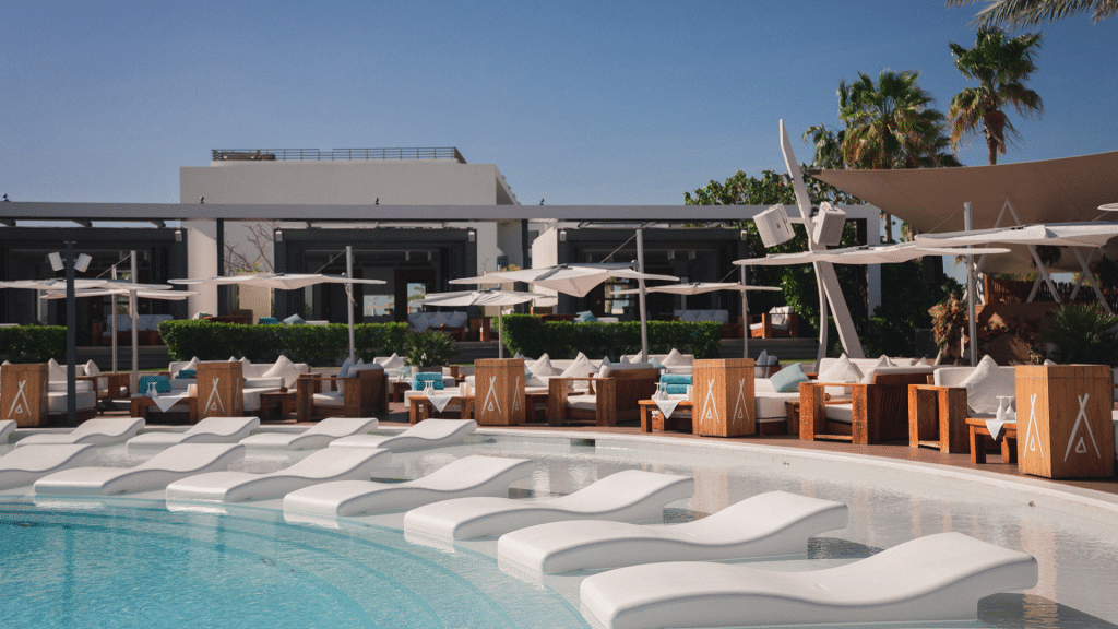 Nikki Beach Dubai Resort Beach Club Pool Bett