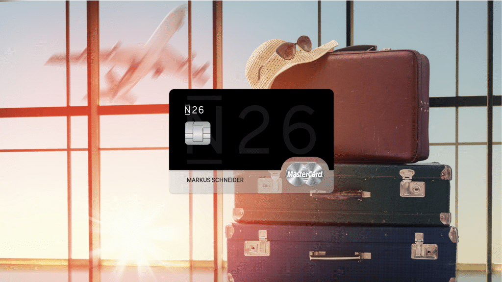 N26 Metal Reise, Koffer, Sonnenbrille und Flugzeug im Hintergrund