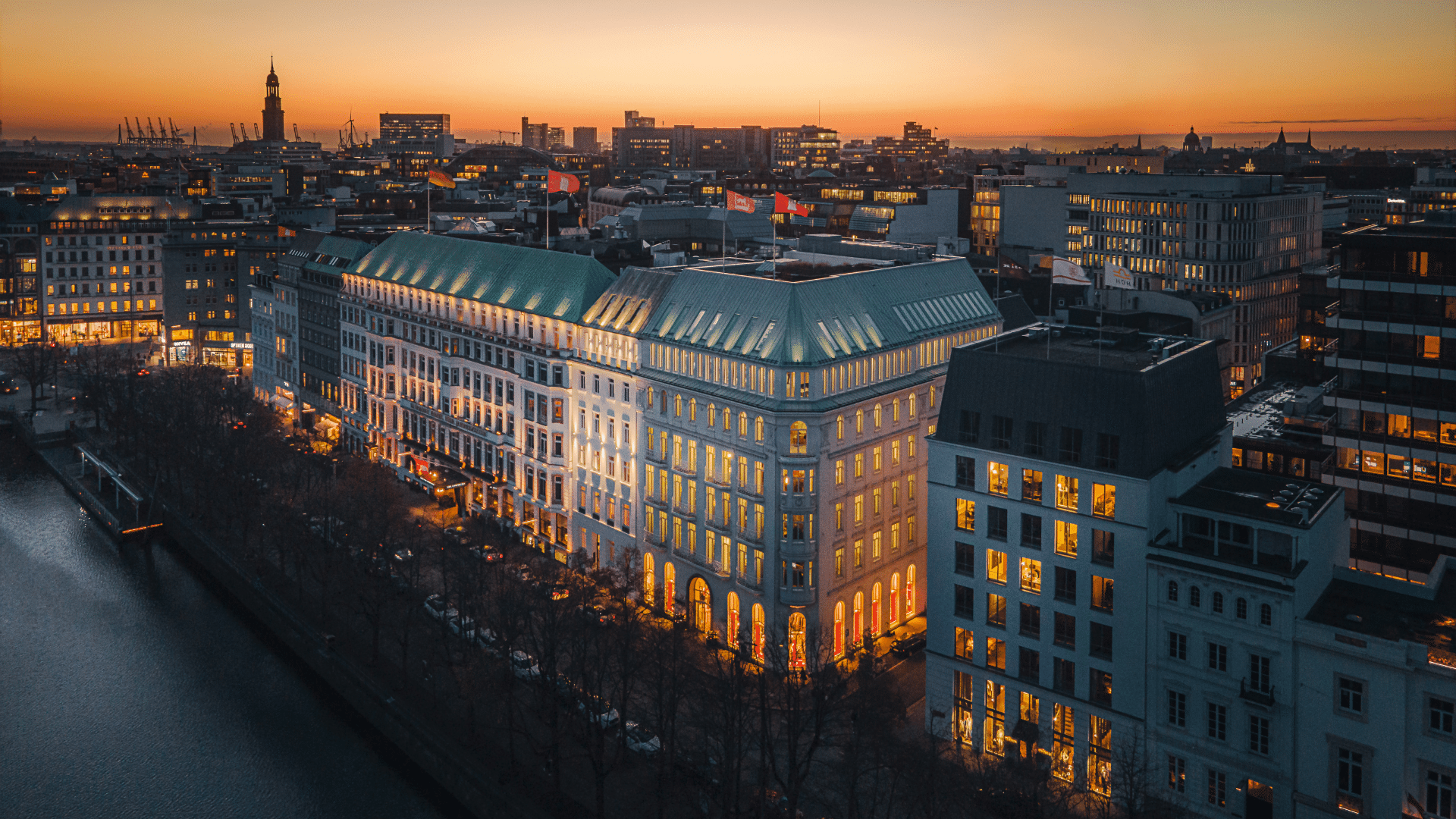 Fairmont Hotel Vier Jahreszeiten Hamburg Aussenansicht Abend