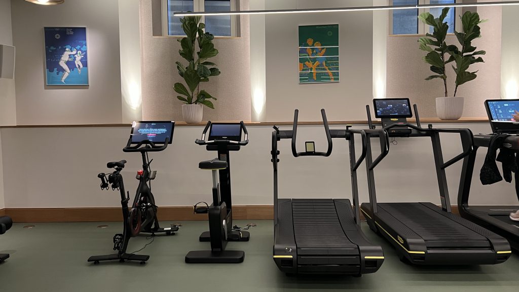 Rosewood Muenchen Fitnessraum Cardio 