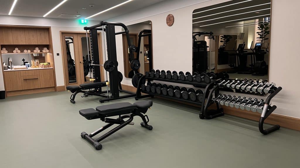 Rosewood Muenchen Fitnessraum Gewichte 