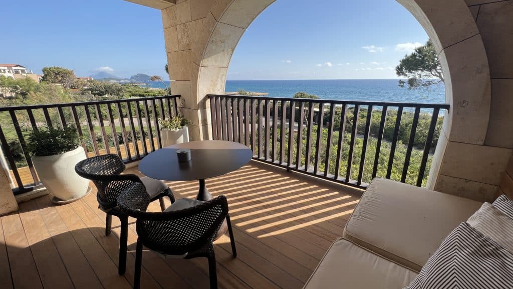 The Romanos Costa Navarino Ausblick Balkon