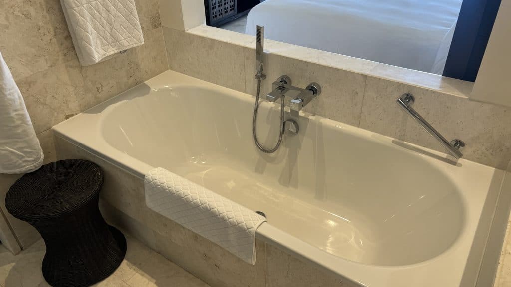 The Romanos Costa Navarino Badewanne