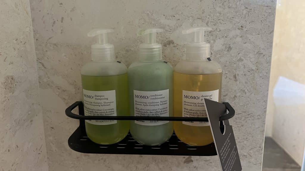 W Costa Navarino Badezimmer Dusche Pflegeprodukte