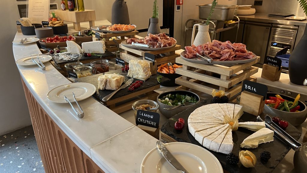 W Costa Navarino Fruehstuecksbuffet