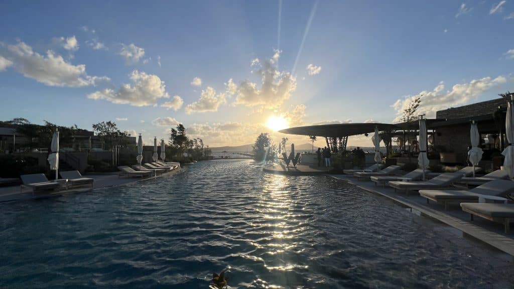 W Costa Navarino Pool Sonnenuntergang