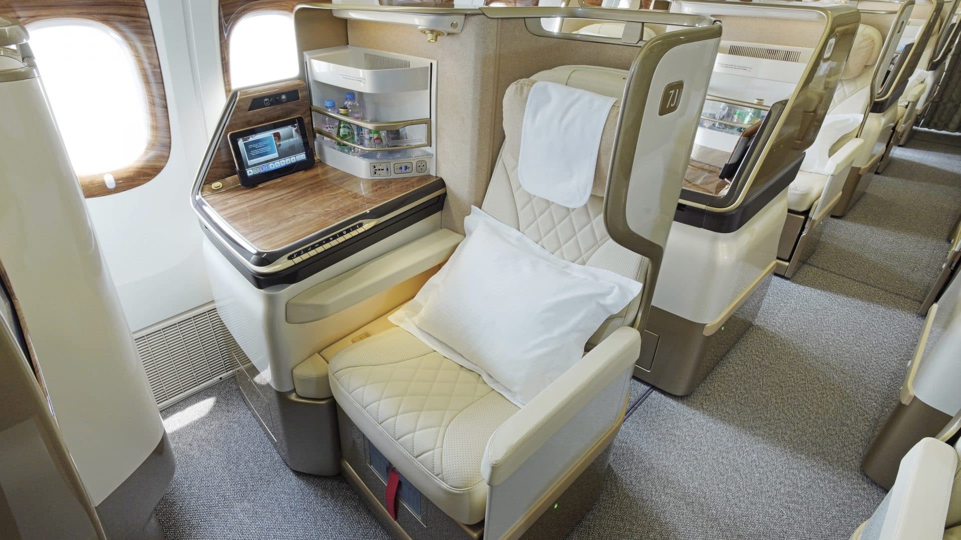 B777 Businessclass Side