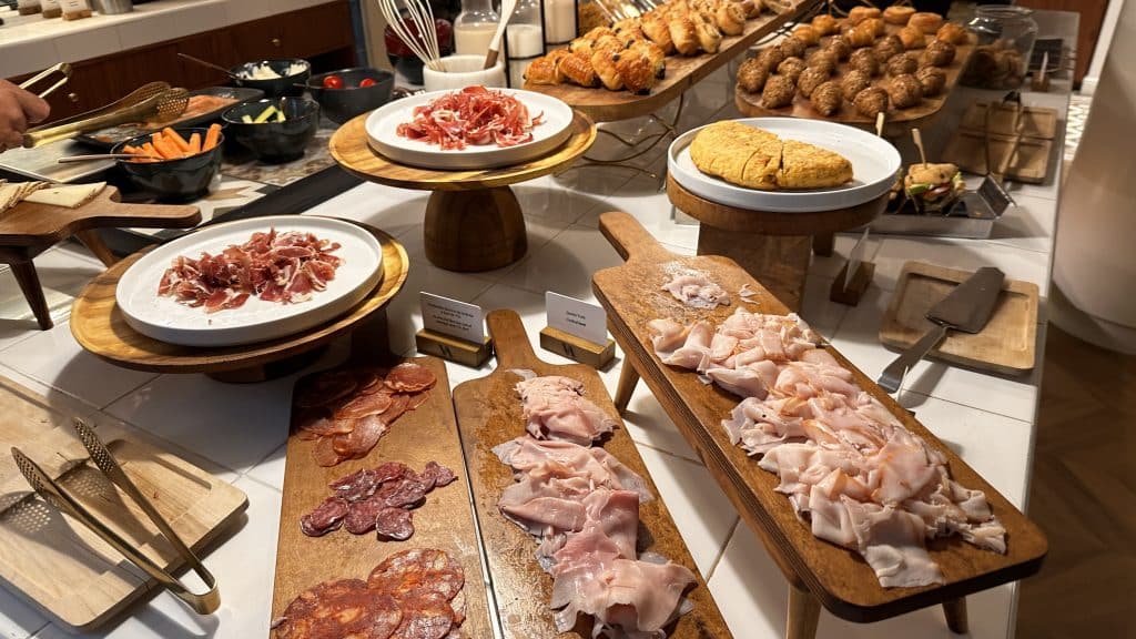 Kimpton Vividora Barcelona Buffet Wurst Und Schinken