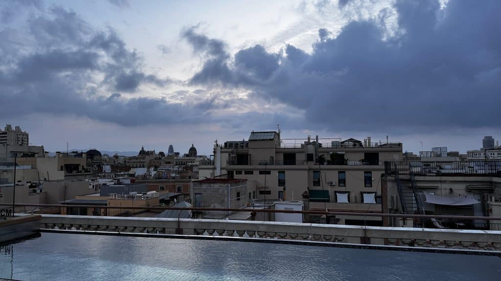 Kimpton Vividora Barcelona Pool Aussicht