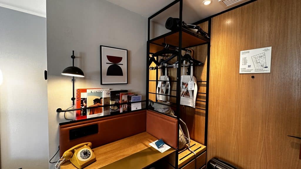 Kimpton Vividora Barcelona Schreibtisch Und Garderobe