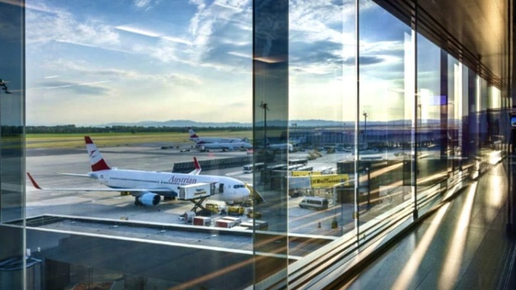 Loungezugang Amex Oesterreich
Glasfront vom Flughafen Wien