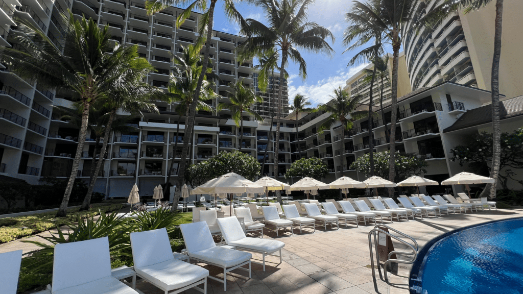 Halekulani Honolulu Hotel Pool Sonnenliegen