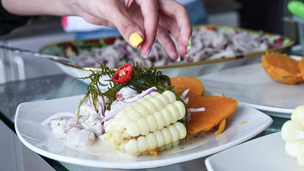 Teller mit der peruanischen Spezialität Ceviche 