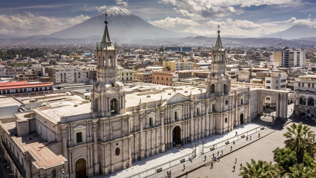 Luftaufnahme von der Stadt Arequipa, im Vordergrund die Kathedrale