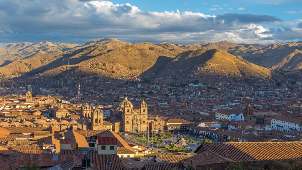 Die Stadt Cusco bei Sonnenuntergang, im Hintergrund die Anden