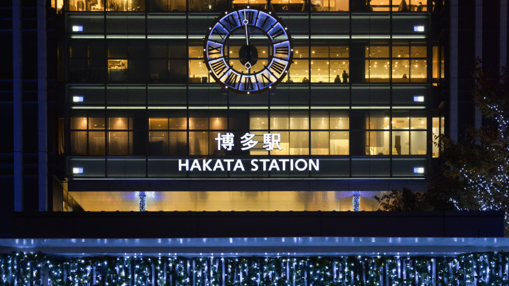 Hakata Bahnhof von Kyushu bei Nacht, beleuchtet