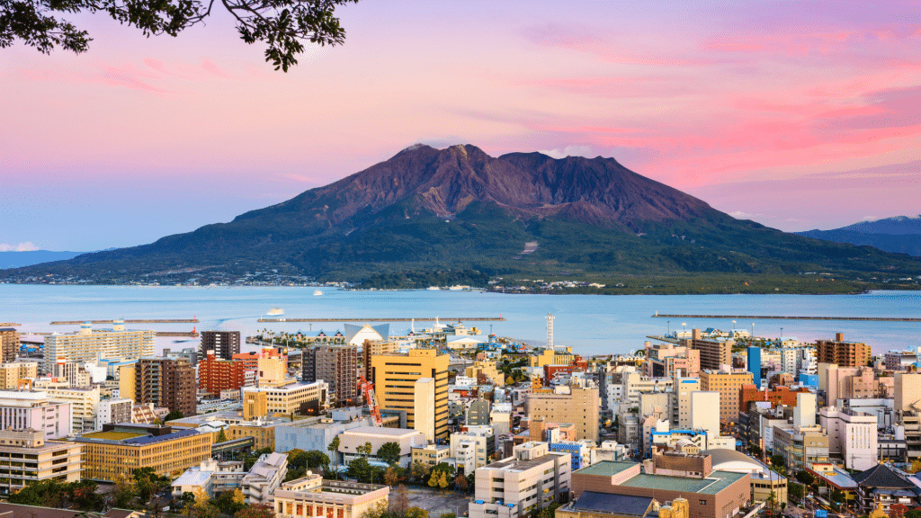 Ausblick auf die Insel Kyushu, von Kagoshima aus, bei Sonnenaufgang