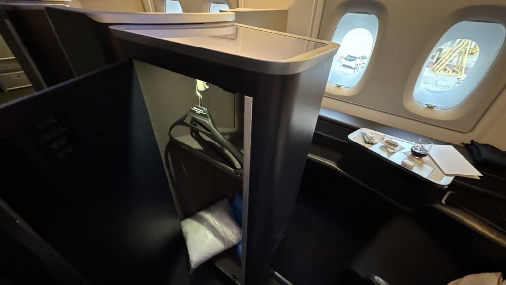 British Airways First Class Airbus A380 Garderobe