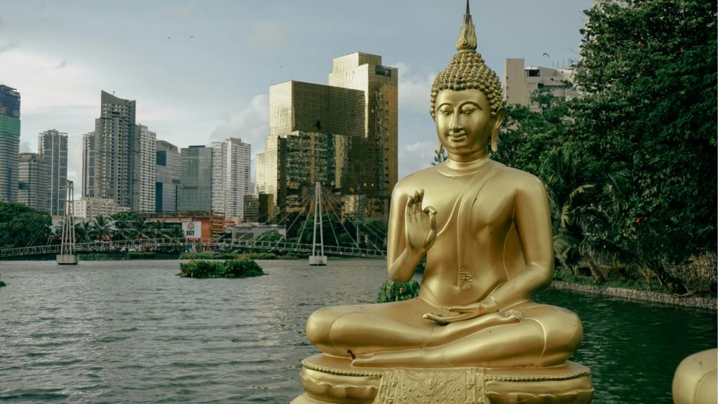 Buddha Statue vor der Skyline von Colombo in Sri Lanka