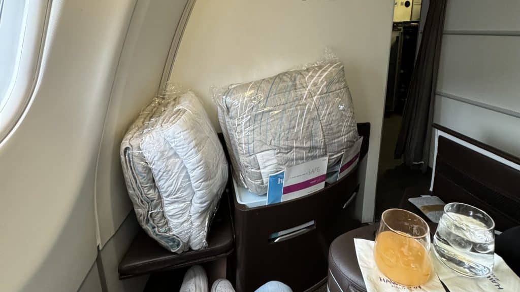 Hawaiian Business Class Airbus A330-200 Decke Und Kissen