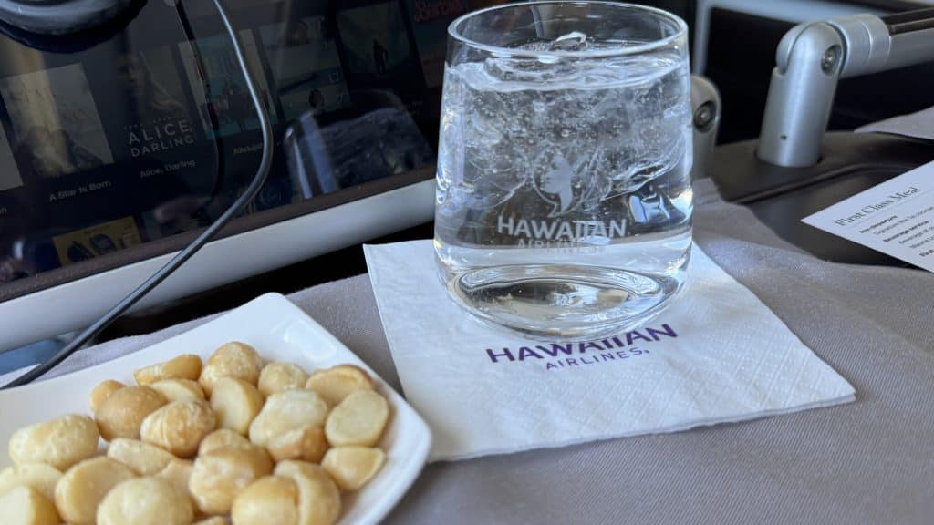 Hawaiian Business Class Airbus A330-200 Nuesse Und Wasser