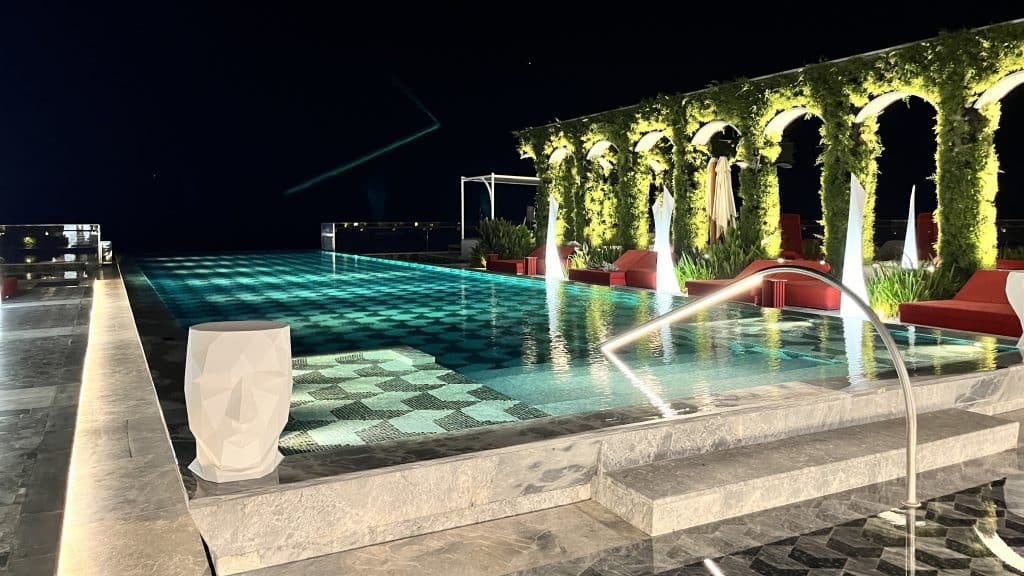 Raffles Doha Pool Nacht