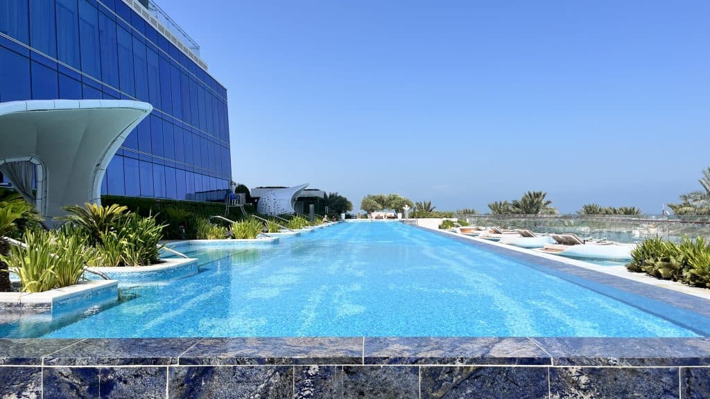 Raffles Doha Grosser Pool