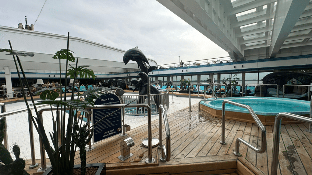 Reisejahr Julia August Kreuzfahrt Main Pool Deck