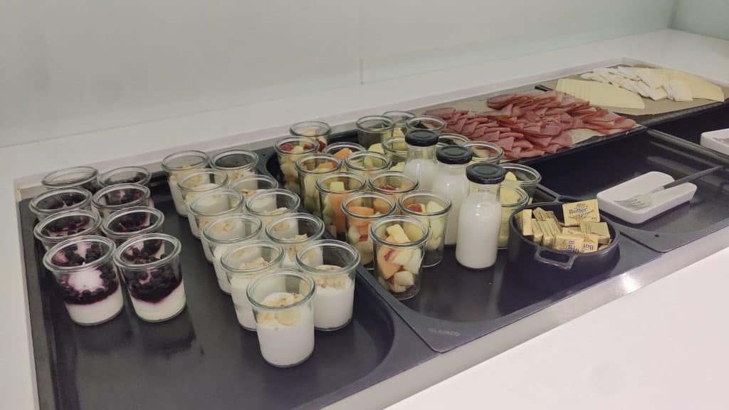 Tempelhof Lounge BER Buffet Joghurt Und Obst