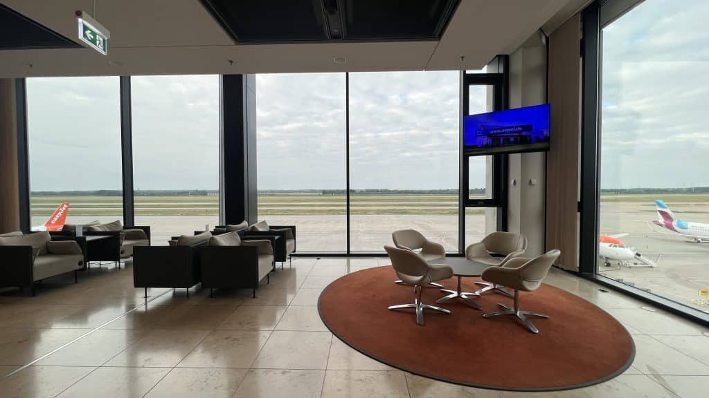 Tempelhof Lounge BER Sitzmoeglichkeiten