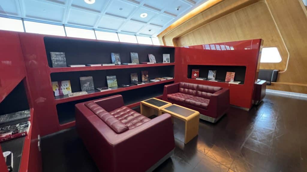 Qantas First Class Lounge Sydney Bibliothek