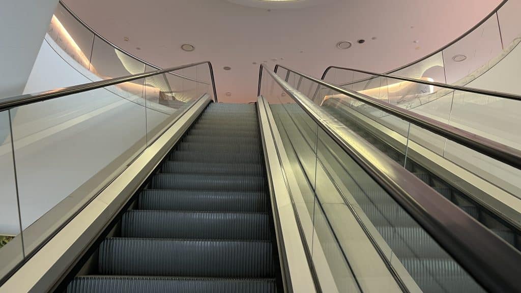 Qantas first Class Lounge Sydney Rolltreppe