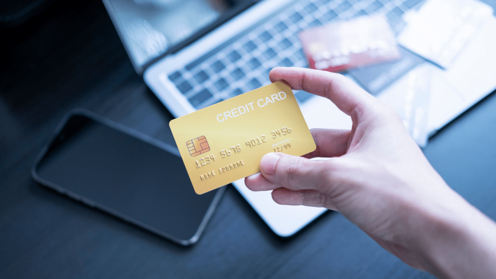 Goldene Kreditkarte vor Laptop Bfor Bank Girokonto