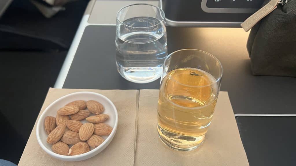 Qantas Business Class Boeing 787 Drink Und Nuesse