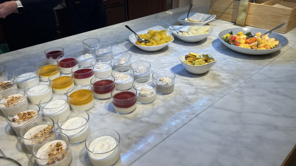 Qantas Lounge London Obst Und Joghurt 